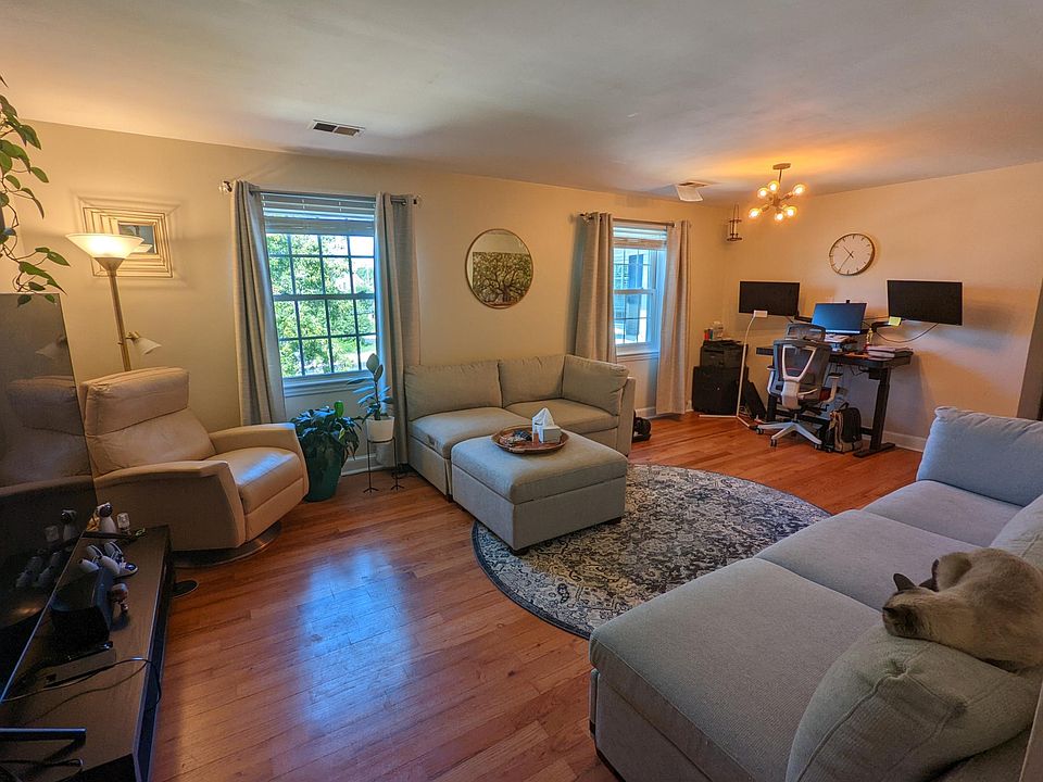 Living/Dining area.