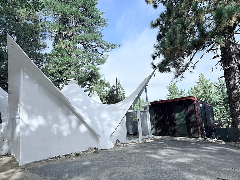 2140 Hollymont Dr — Photo 2