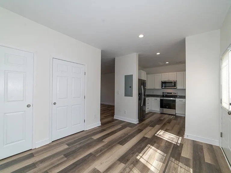 Midway Townhome — Photo 9
