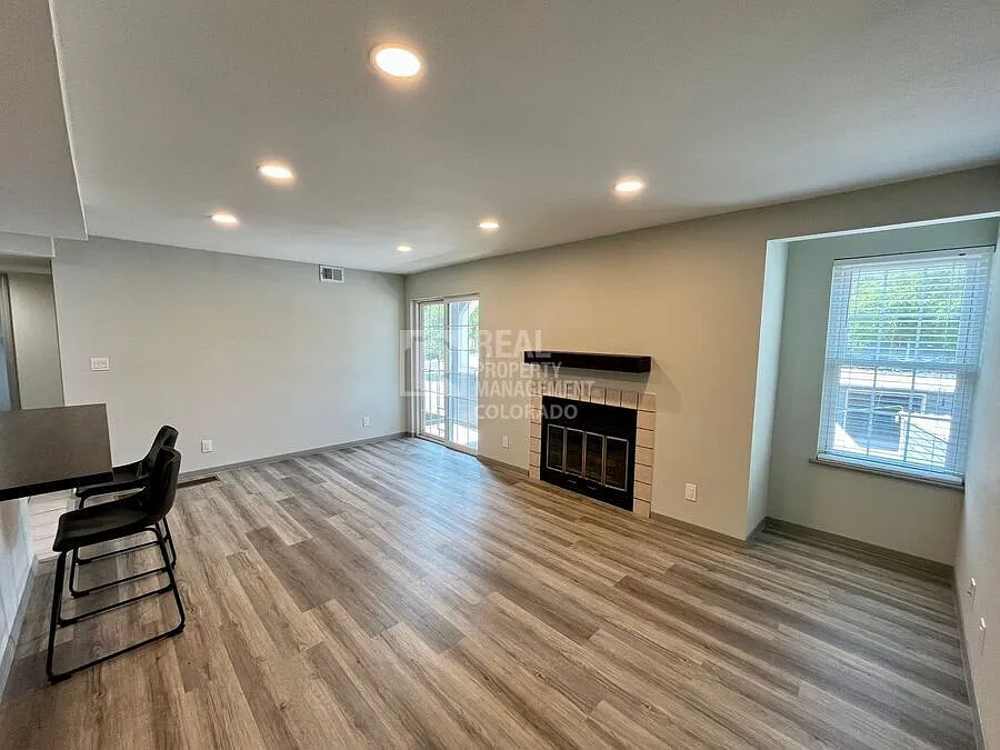 Beautiful 2 Bedroom Condo with Garage & In-Unit Washer & Dryer — Photo 3