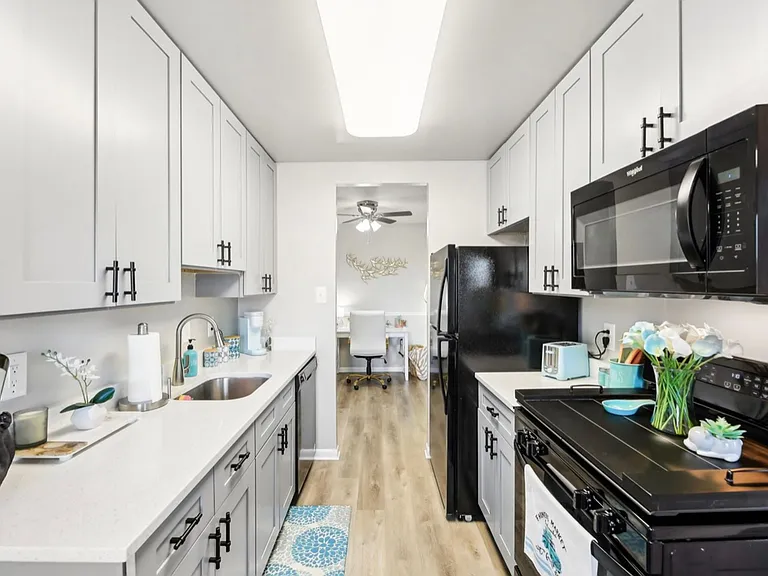Potomac Garden Apartments — Photo 6