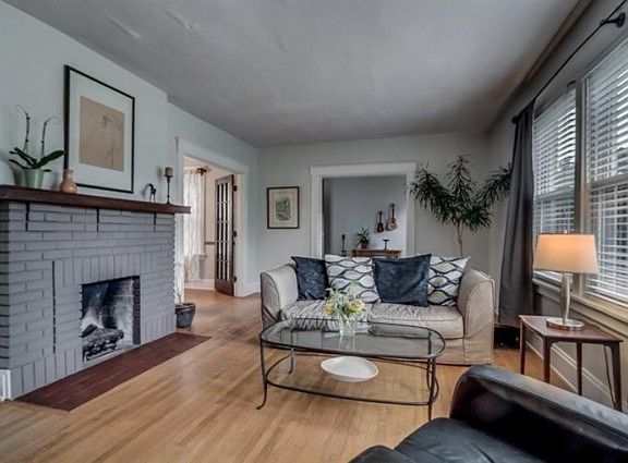 4th image of 52 Woodsdale Ave