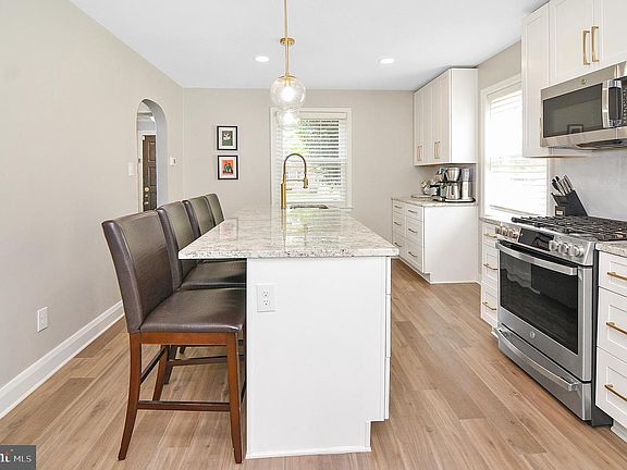 3rd image of 7512 Slade Ave