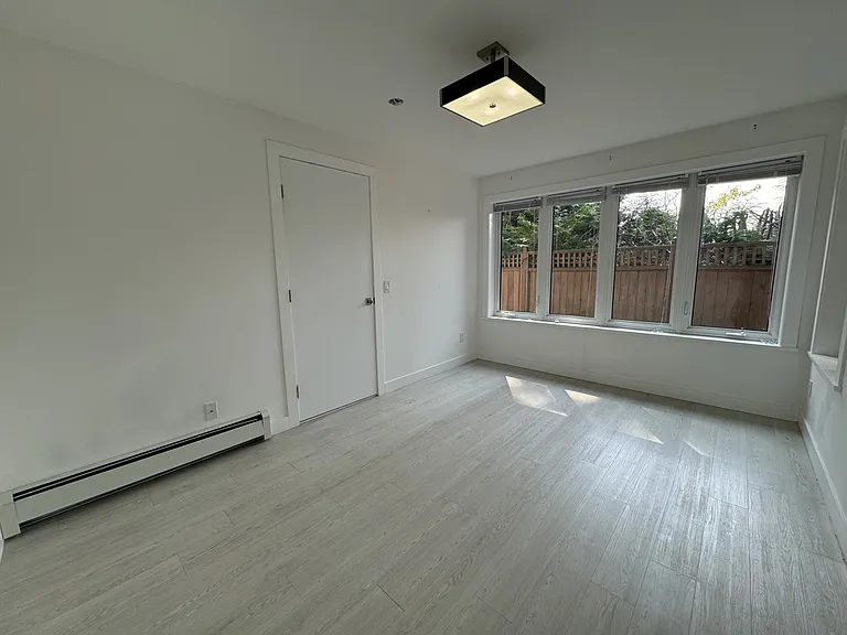 2410 Ottawa Ave — Photo 12