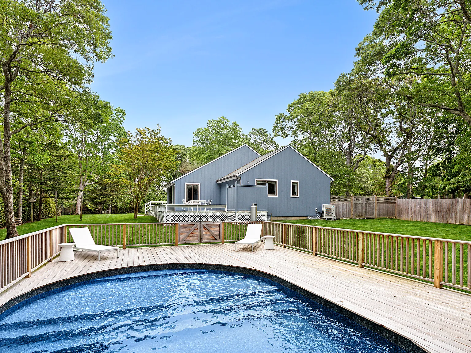 Stunning Beach Retreat in Private Bayfront Community — Photo 2