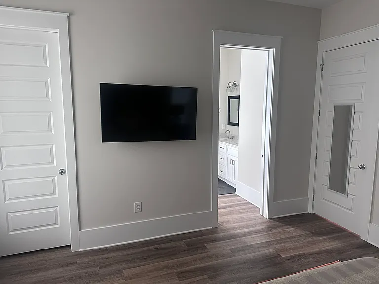 546 Howard Ave — Photo 6