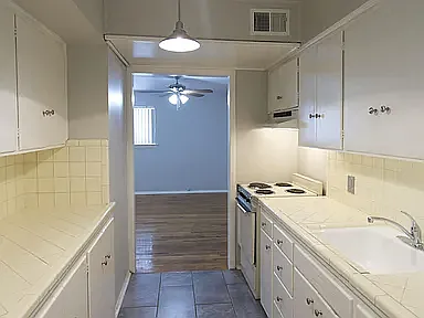 804 N Locust St #B2 — Photo 32