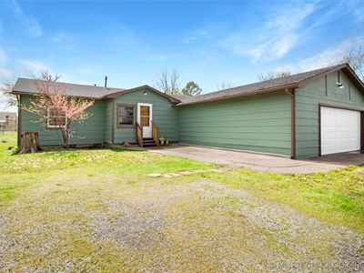 305 W Muskogee Ave, Chouteau, OK, 74337