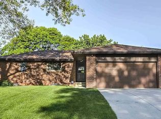817 Smoky Hill Rd, Lincoln, NE 68520