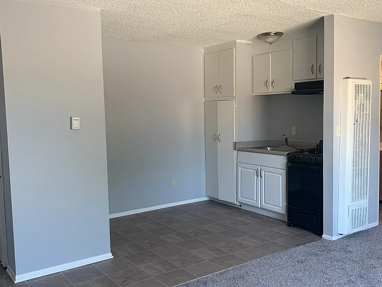 6633 Vineland Ave — Photo 2