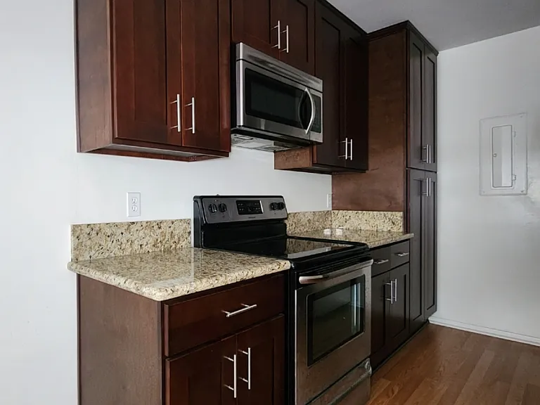 1850 Greenfield Ave #12 — Photo 8