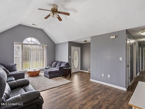 5th image of 766 Bennett Cir