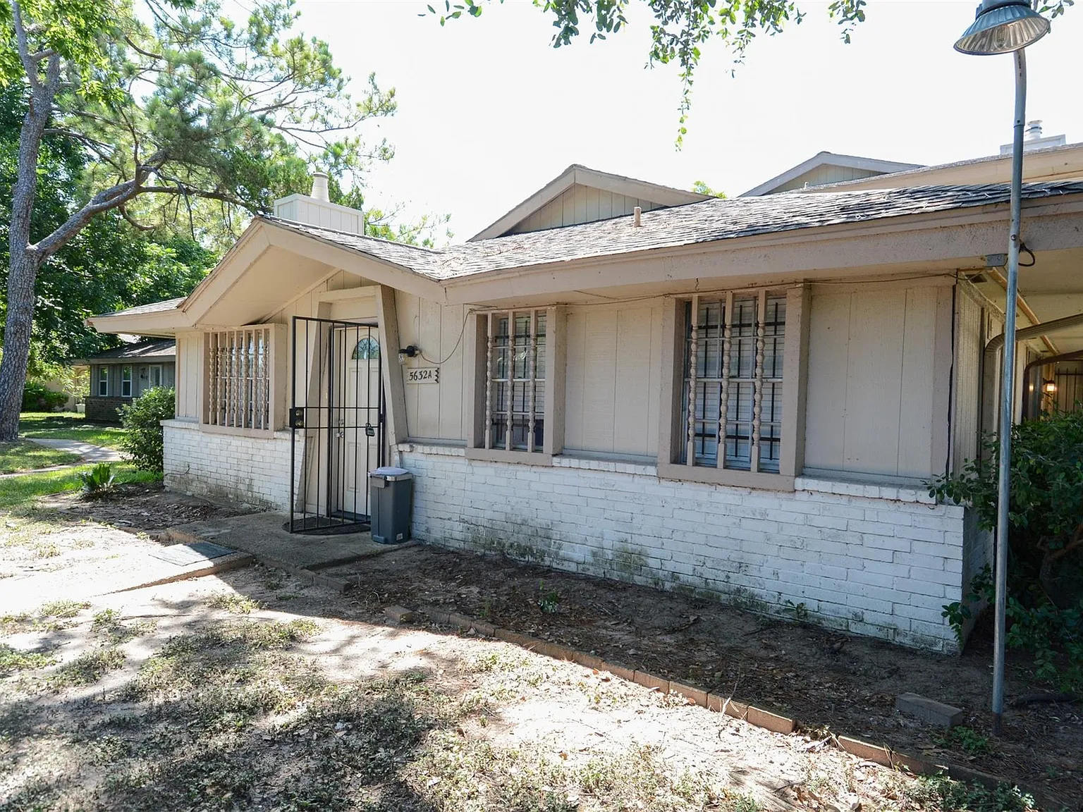 2 bed, 1.0 bath, 896 sqft, $1,300 — Photo 3