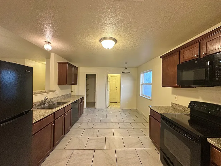 2403 Lavender Ln — Photo 7