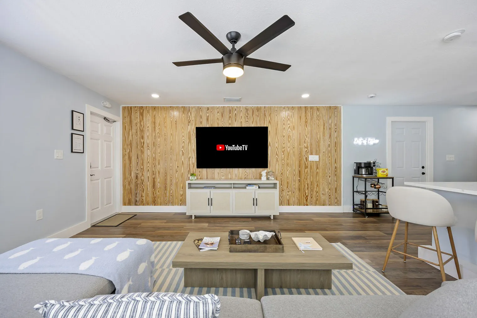 2 bed, 1.0 bath, 850 sqft, $2,978 — Photo 1