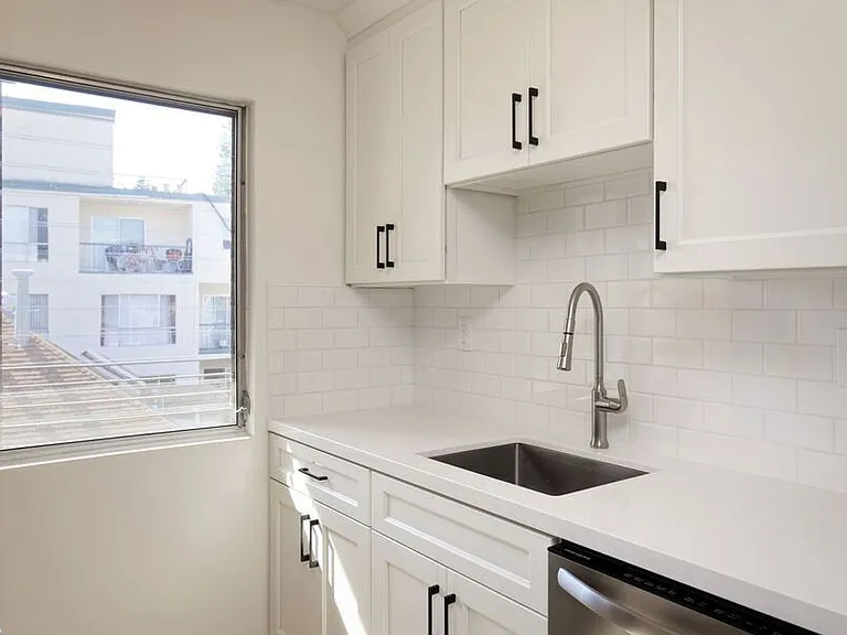 407 Vernon St — Photo 12