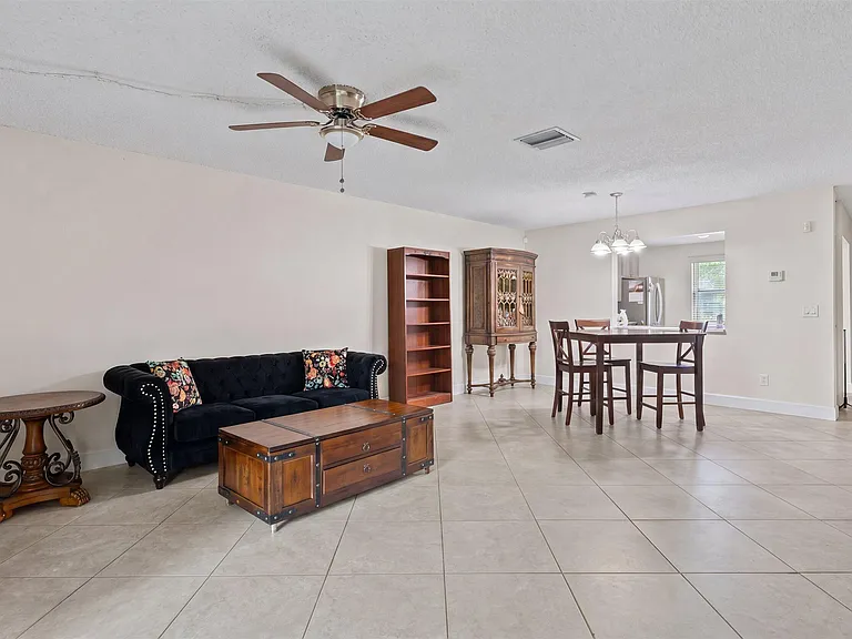 1303 Lakeview Dr E — Photo 5