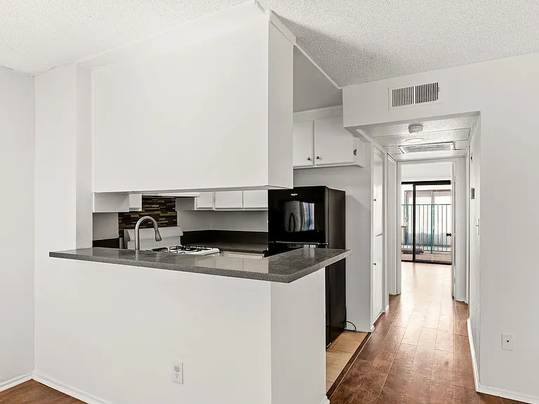 700 E Harvard St — Photo 8