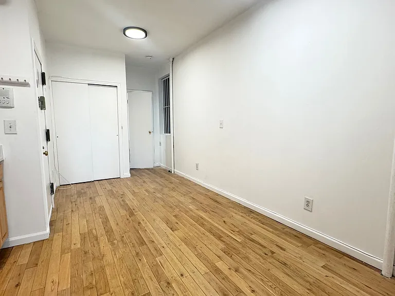 306 E 6th St #3 — Photo 5
