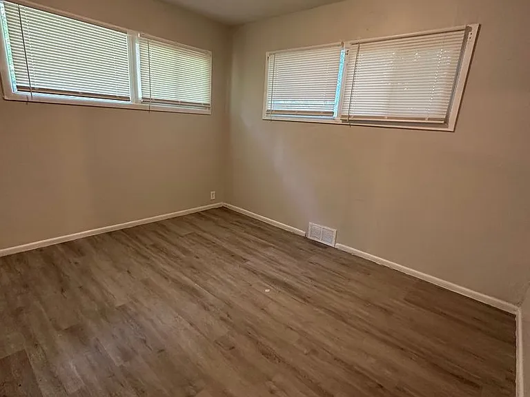 11302 Corrington Ave — Photo 6