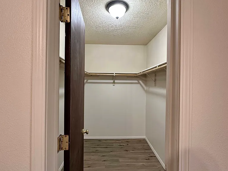 Updated Downtown 1 Bed w/ free WIFI & Gated Parking — Photo 70