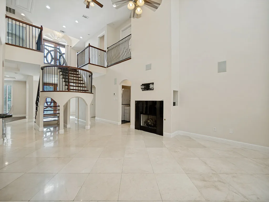4 bed, 3279 sqft, $8,995 — Photo 4