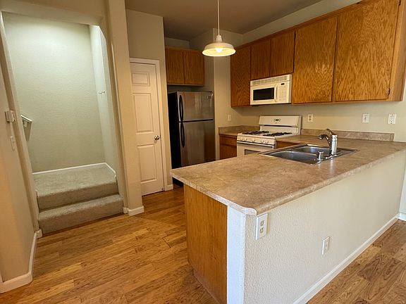 3rd image of 452 Saunders Dr