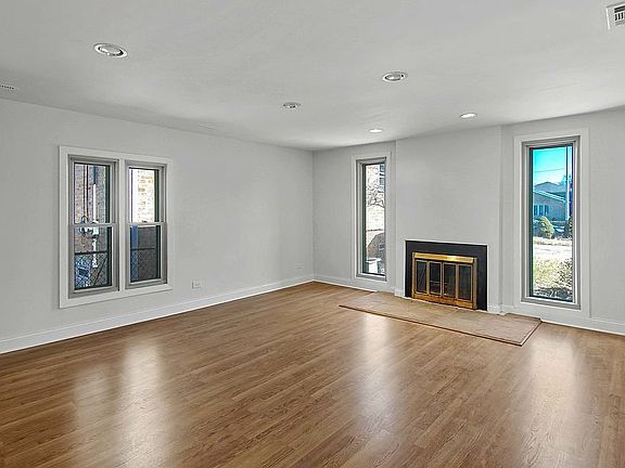 3rd image of 5034 S Luna Ave