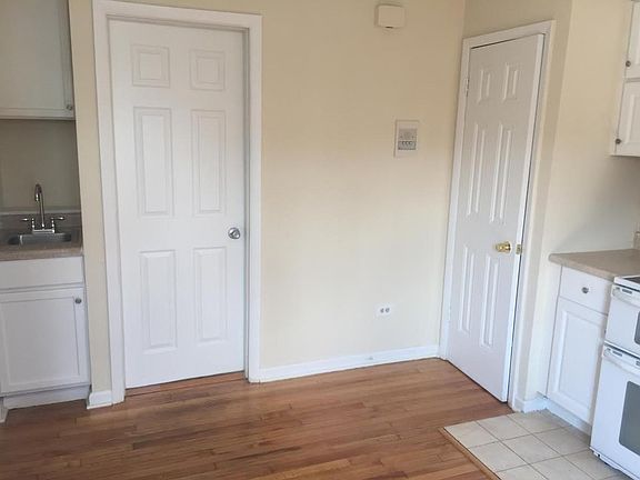 4th image of 2351 W 72nd St #6