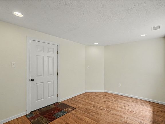 3rd image of 195 Southern Valley Ct