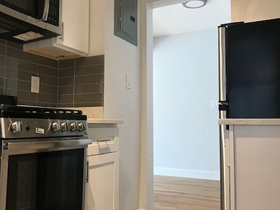3rd image of 190 Waverly Pl APT 4B