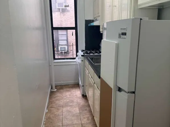 93 Payson Avenue image 1 of 5