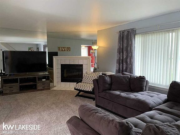 4th image of 42196 Lochmoor St