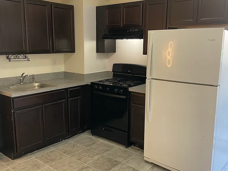 428 Gansevoort Blvd #B — Photo 4