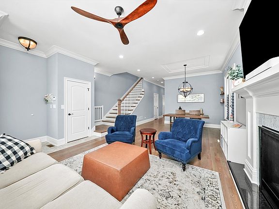 3rd image of 3725 N Francisco Ave