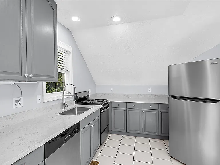 587 A St #R — Photo 7