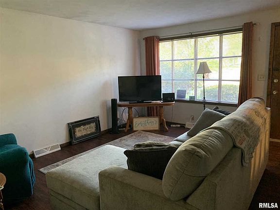 3rd image of 810-812 W Shenandoah Dr