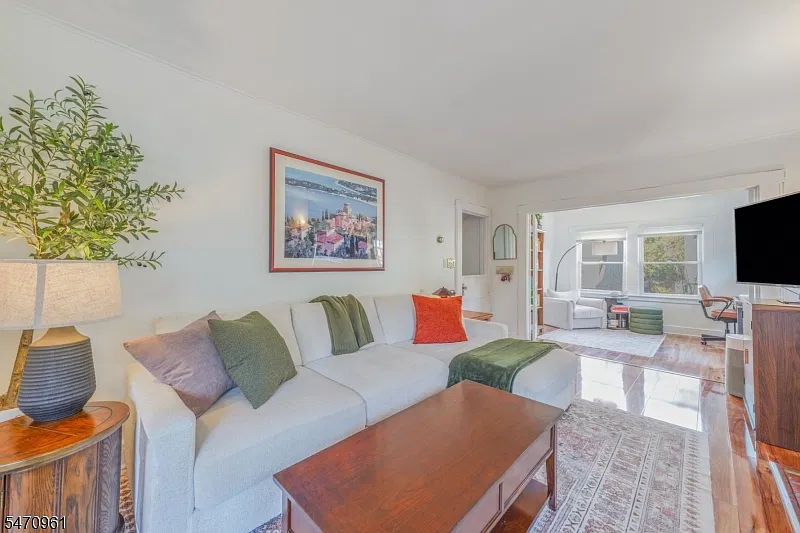 3 bed, 1.0 bath, $3,150 — Photo 2