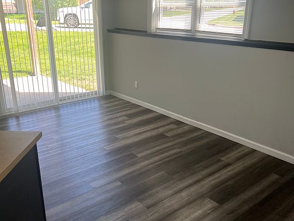 3rd image of 113 Eastgate Dr APT 4