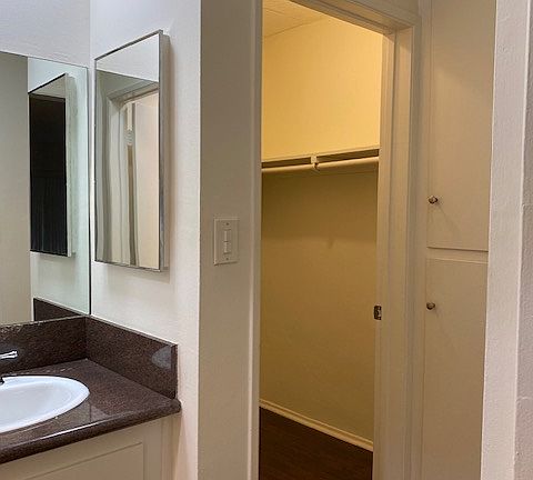 4th image of 1335 N Detroit St #111