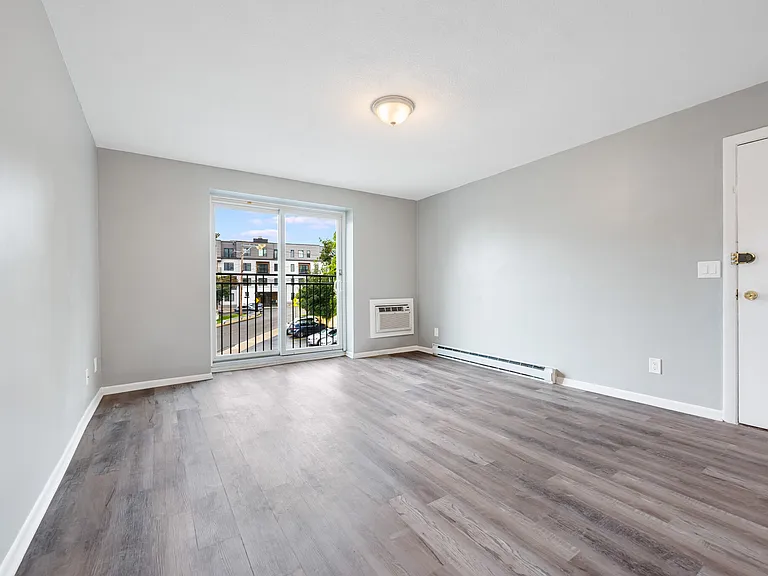 16 Waldemar Ave #206 — Photo 8
