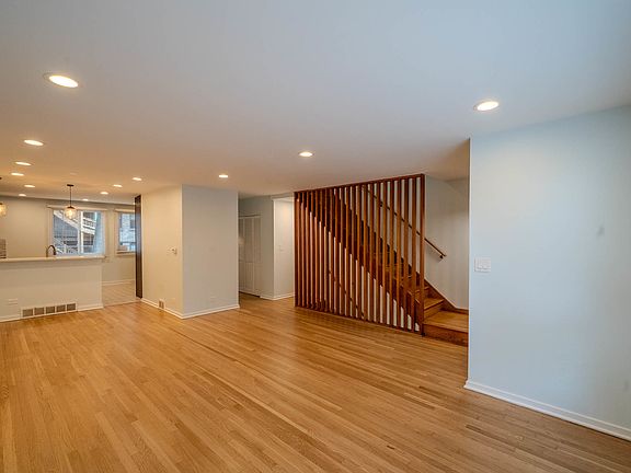 3rd image of 934 E 55th St