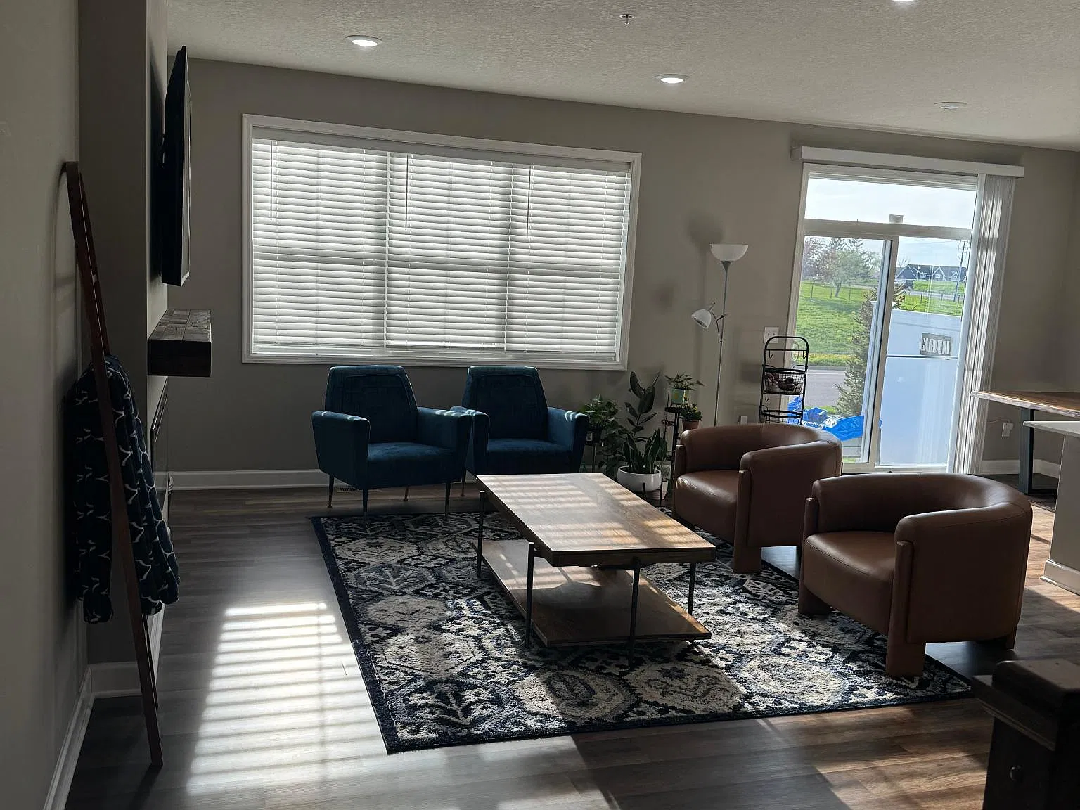 4 bed, 2400 sqft, $2,999 — Photo 4