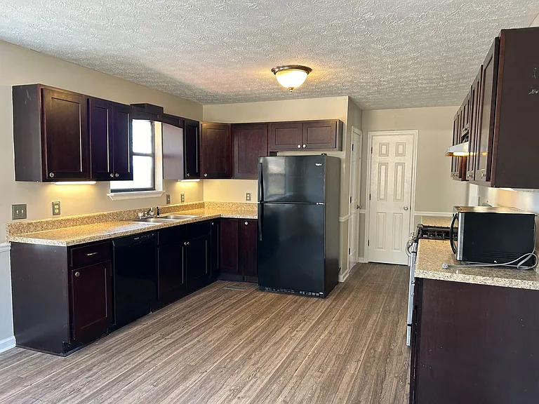 901 Locke Dr — Photo 2