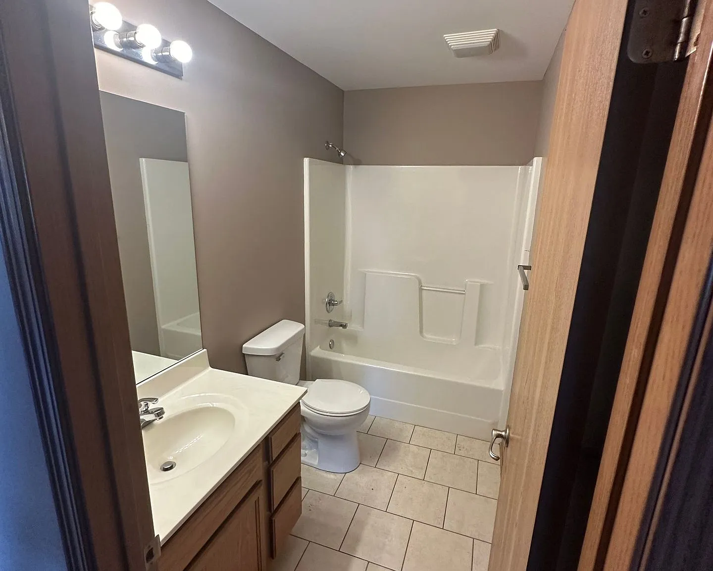 2 Bedroom for Rent — Photo 4
