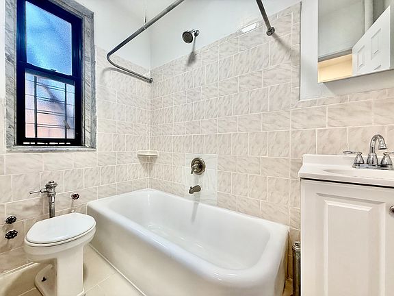 5th image of 2978 E 196th St APT 8D
