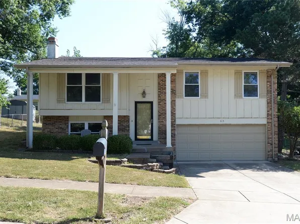 613 Hickory Knoll Ct, Ballwin, MO 63021