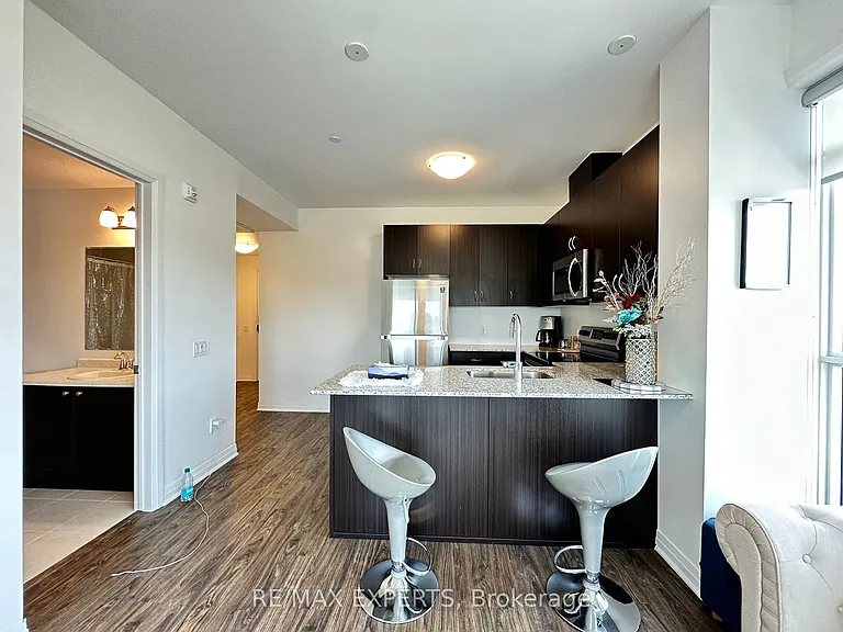 95 Dundas St W #206 — Photo 13