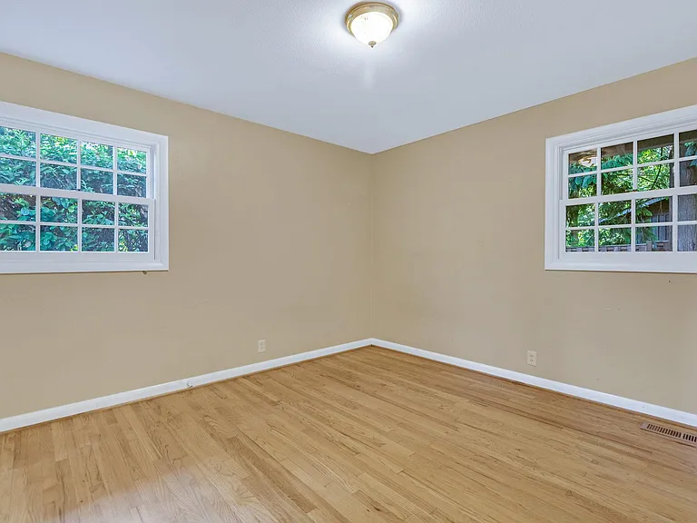 110 Laurel St — Photo 6
