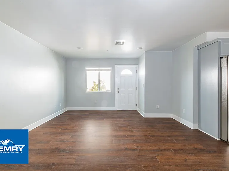 814 N Wilmington Blvd — Photo 2